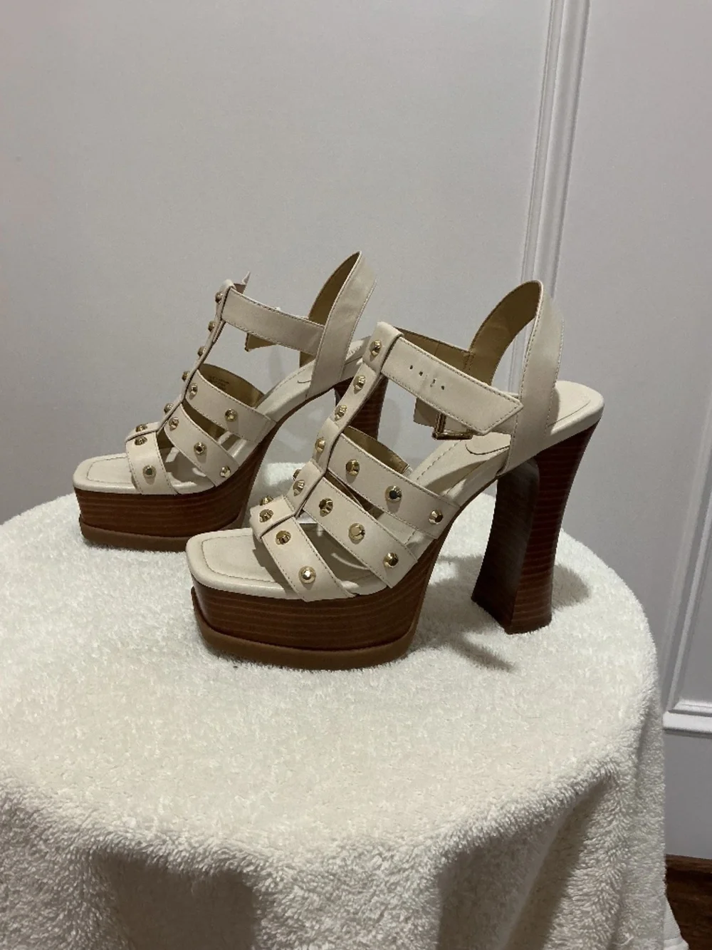 MICHAEL Michael Kors Women's Jagger Studded Platform Sandal Heels Cream 7M